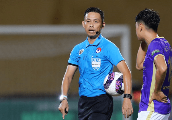 “Vua sân cỏ” - Lương cao, trách nhiệm cũng phải cao