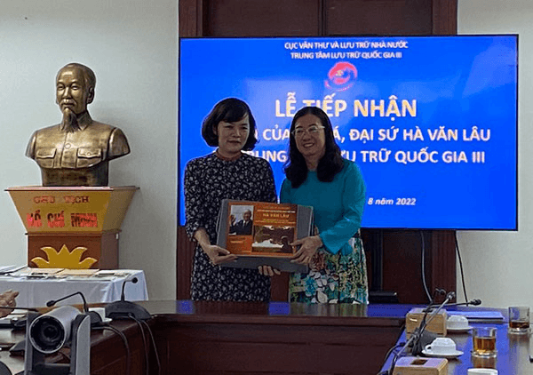 Trung tâm Lưu trữ quốc gia III tiếp nhận tài liệu của Đại tá, nhà ngoại giao Hà Văn Lâu