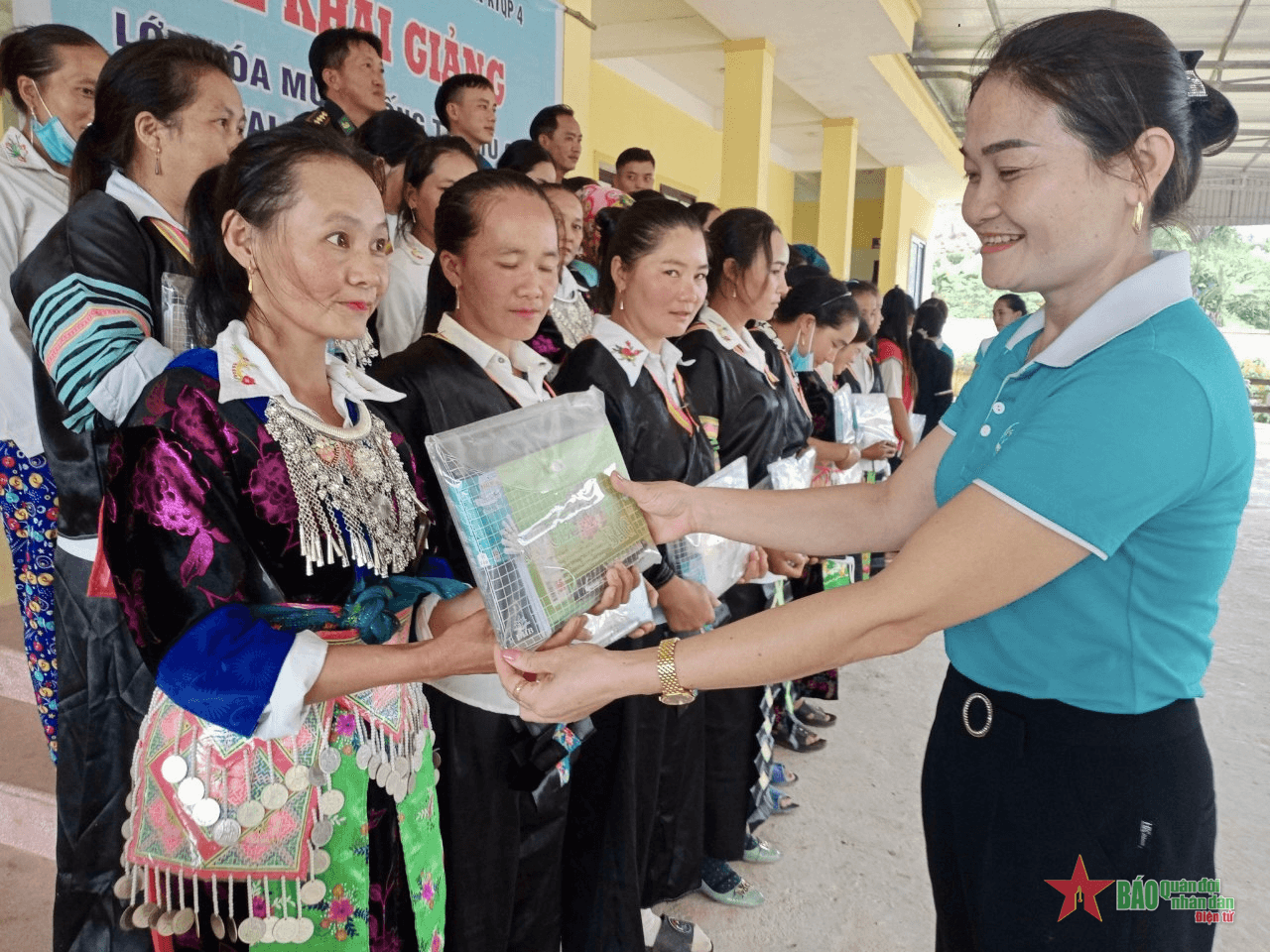 Bộ đội mang cái chữ về Mường Lống