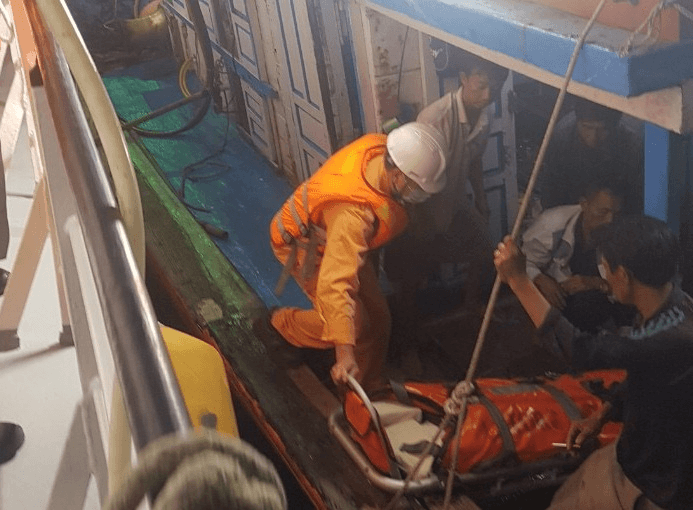 Xuyên đêm cứu nạn ngư dân trên vùng biển Bình Thuận