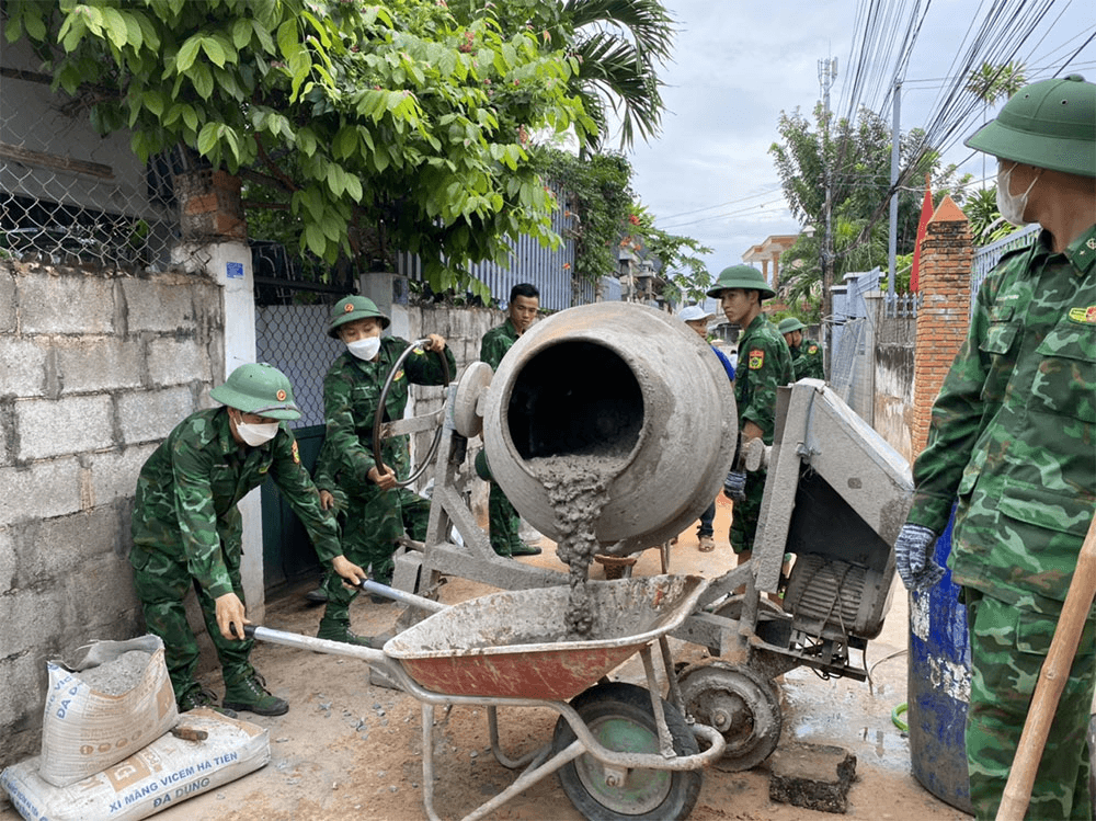 Bộ đội Biên phòng tỉnh Bình Thuận giúp dân làm đường bê tông