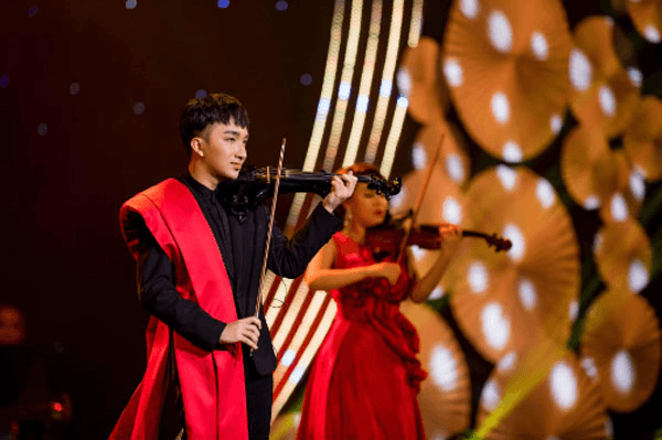 Hoàng Rob viễn du trong “Mùa hè vĩnh cửu”
