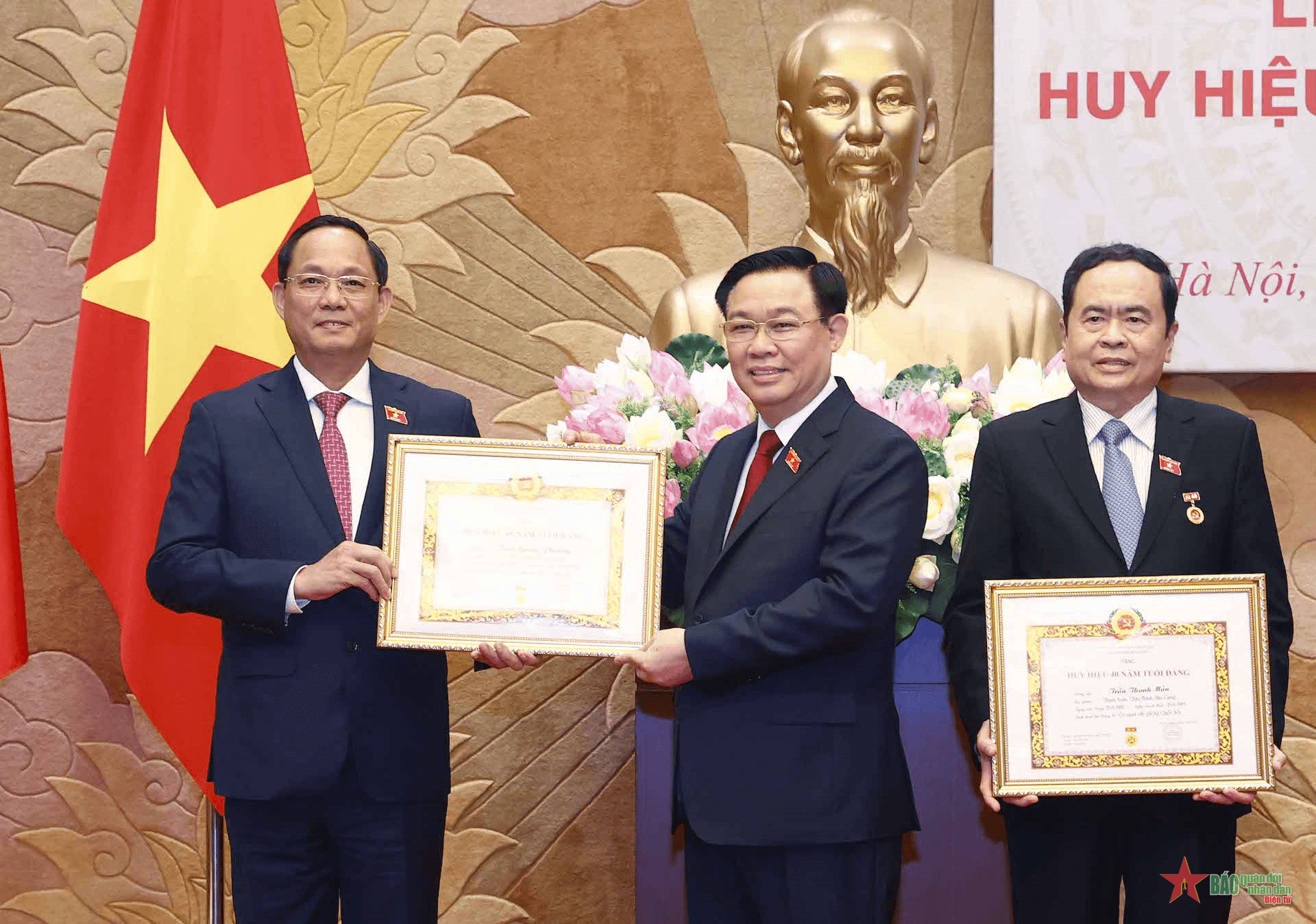 Chủ tịch Quốc hội dự Lễ trao Huy hiệu 40 năm tuổi Đảng tặng 2 đồng chí Phó chủ tịch Quốc hội