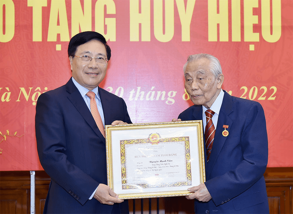 Trao Huy hiệu 75 năm tuổi Đảng tặng đồng chí Nguyễn Mạnh Cầm