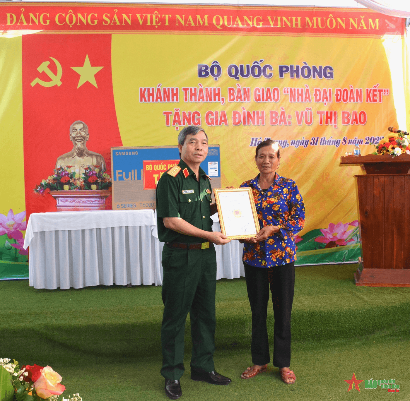 Bộ Quốc phòng trao “Nhà đại đoàn kết” tặng hộ nghèo