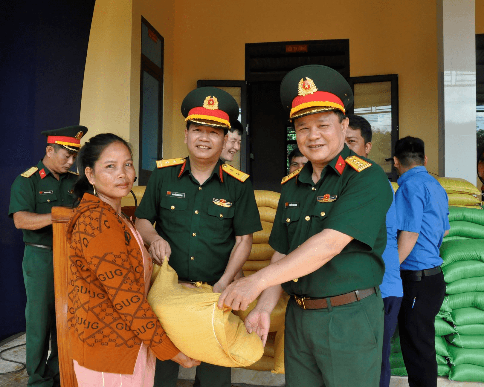 Công ty 74 cấp gạo hỗ trợ 950 công nhân và đồng bào dân tộc thiểu số