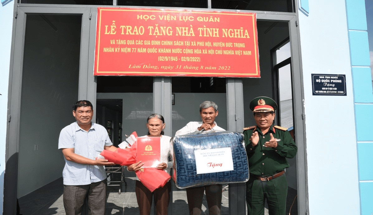 Học viện Lục quân bàn giao “Nhà tình nghĩa” cho gia đình chính sách