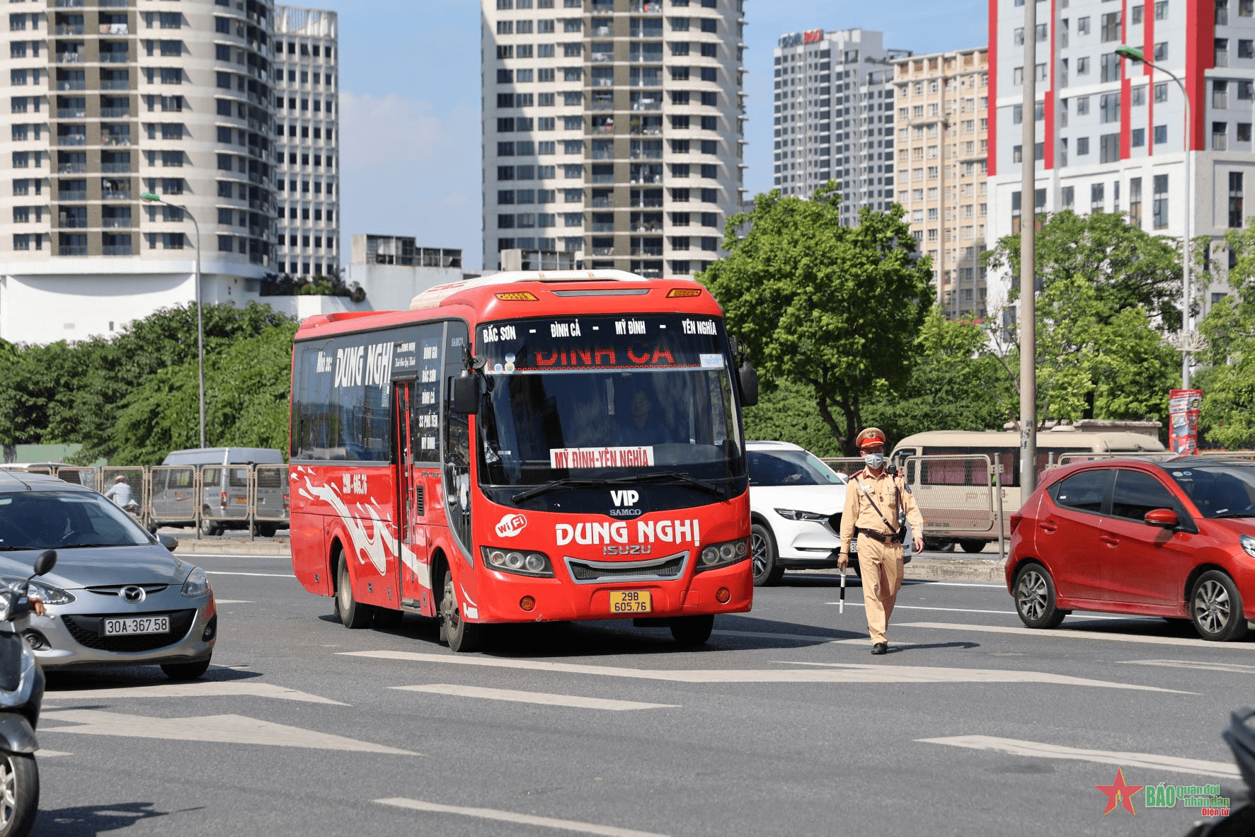 Xe dù, bến cóc “đến hẹn lại đông”