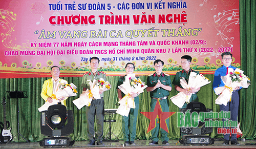 Sư đoàn 5 (Quân khu 7) giao lưu văn nghệ chào mừng Quốc khánh 2-9