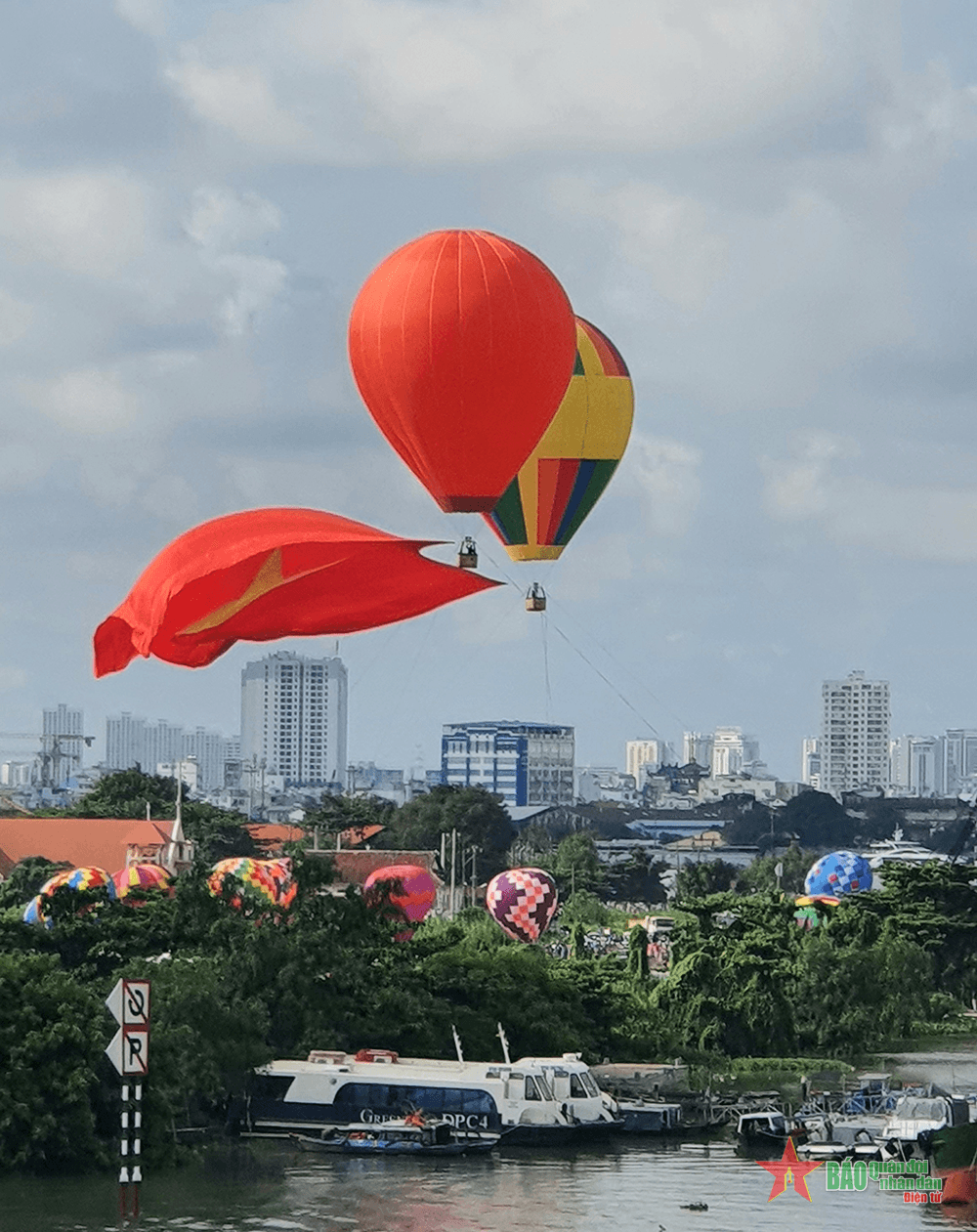 TP Hồ Chí Minh: Hân hoan thưởng lãm Đại kỳ mừng lễ Quốc khánh