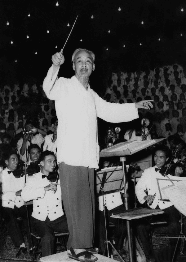 Ngày 3-9-1945, Chủ tịch Hồ Chí Minh chủ trì phiên họp đầu tiên của Hội đồng Chính phủ
