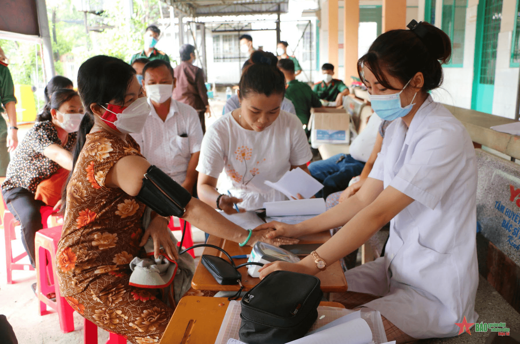 Trường Sĩ quan Công binh phối hợp khám bệnh, cấp thuốc cho gia đình chính sách