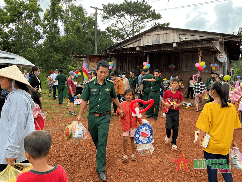 Đồn Biên phòng Bu Cháp lo Tết Trung thu cho trẻ em khó khăn nơi biên giới