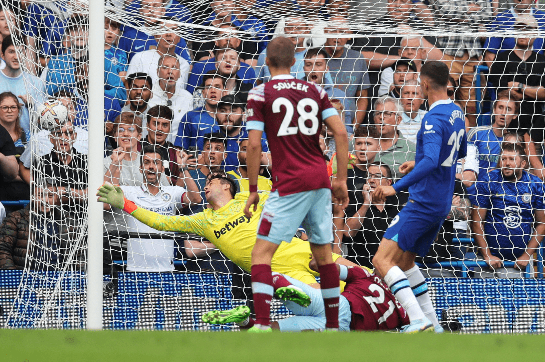 Chelsea giành chiến thắng nhọc nhằn, Man City phải chia điểm