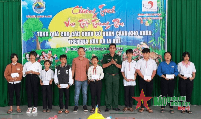 Trao hơn 200 suất quà tặng trẻ em vùng biên Ia Rvê