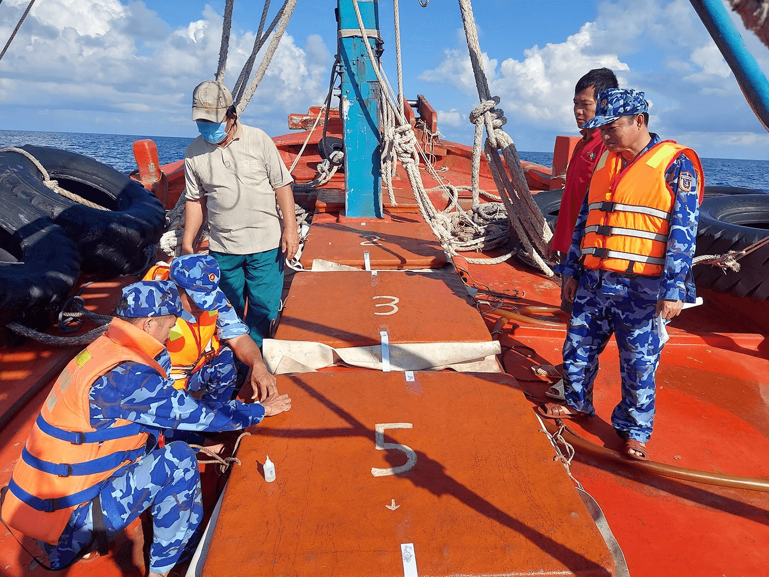 Chủ động đấu tranh, ngăn chặn vi phạm pháp luật trên biển