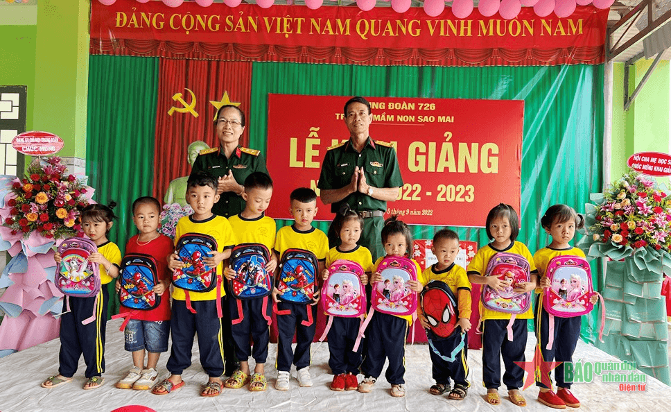 Trung đoàn 726 trao 100 chiếc cặp sách tặng học sinh nghèo