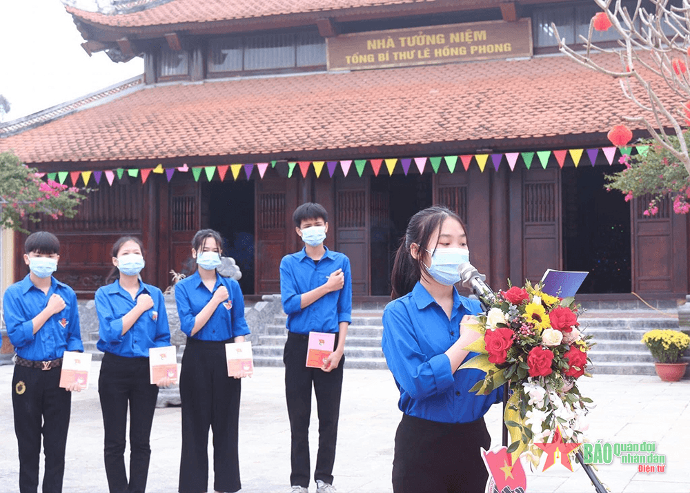 Tự hào, vững bước đi lên
