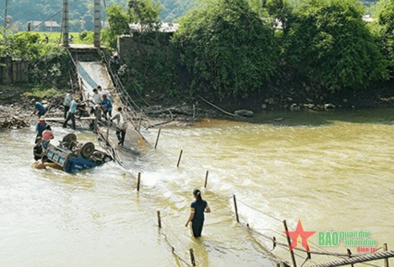 Sơn La: Sập cầu treo dân sinh