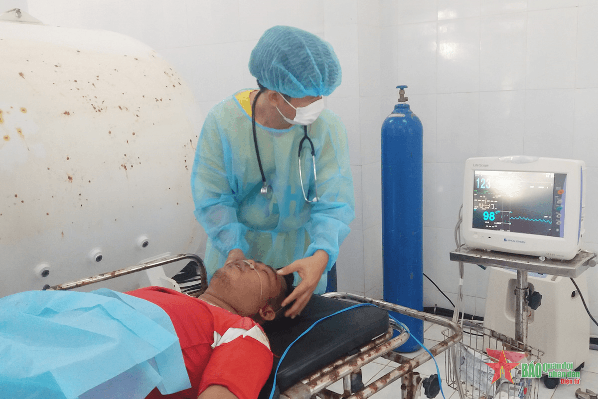 Bệnh xá đảo Song Tử Tây cấp cứu ngư dân bị giảm áp do lặn sâu