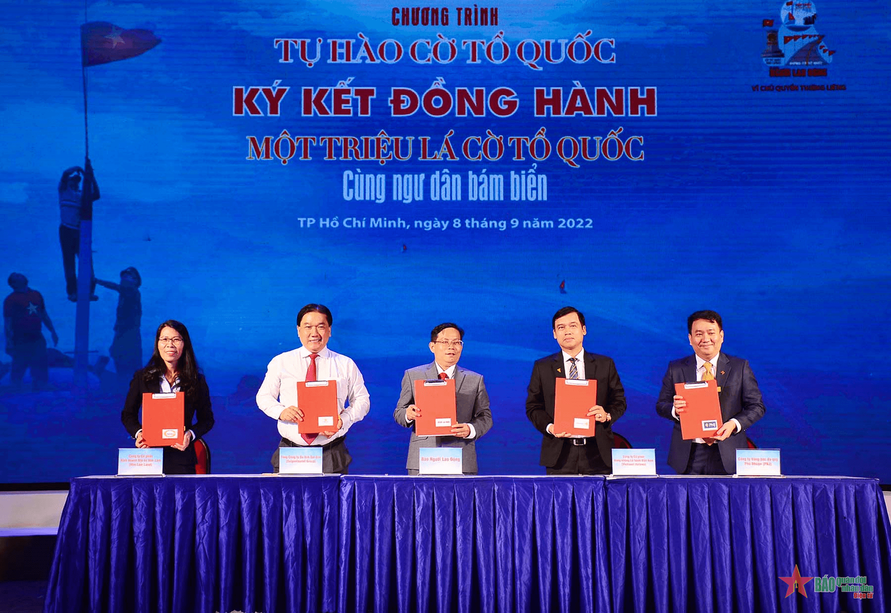 Hơn 1,2 triệu lá cờ Tổ quốc được trao tặng đến người dân