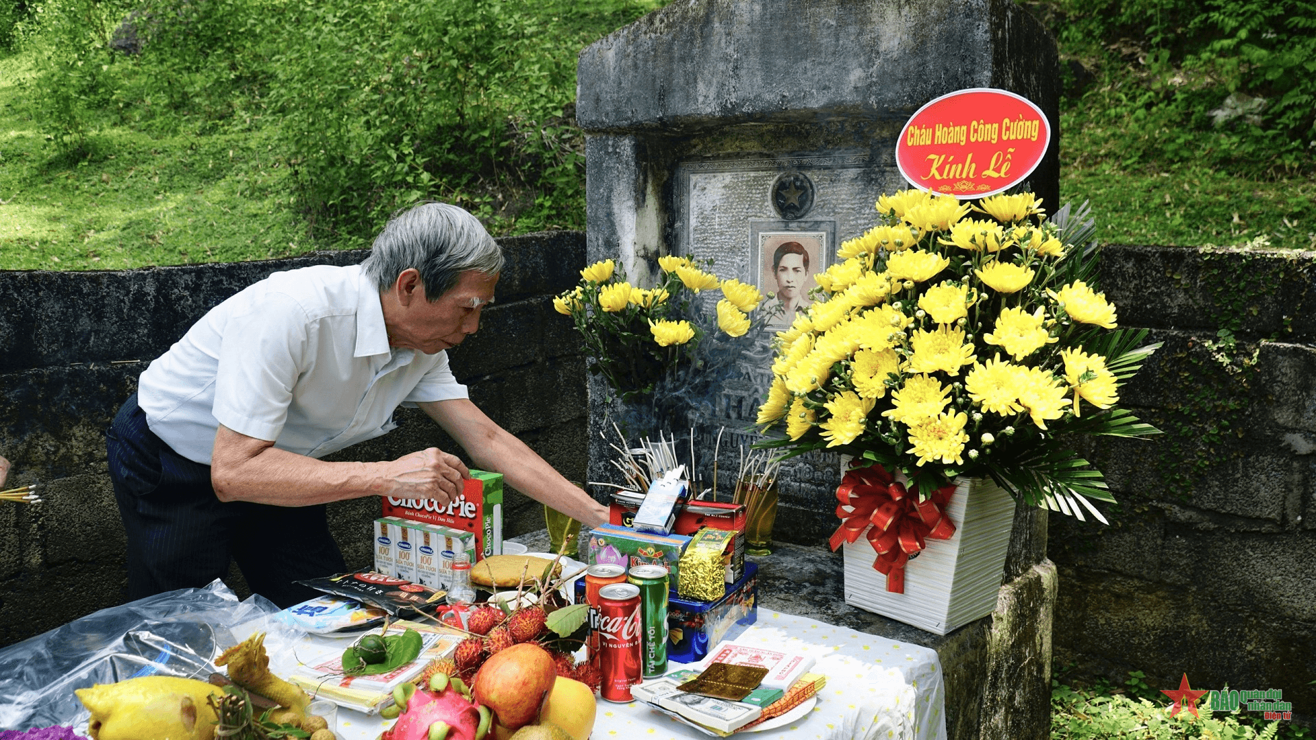 Viếng mộ Thâm Tâm