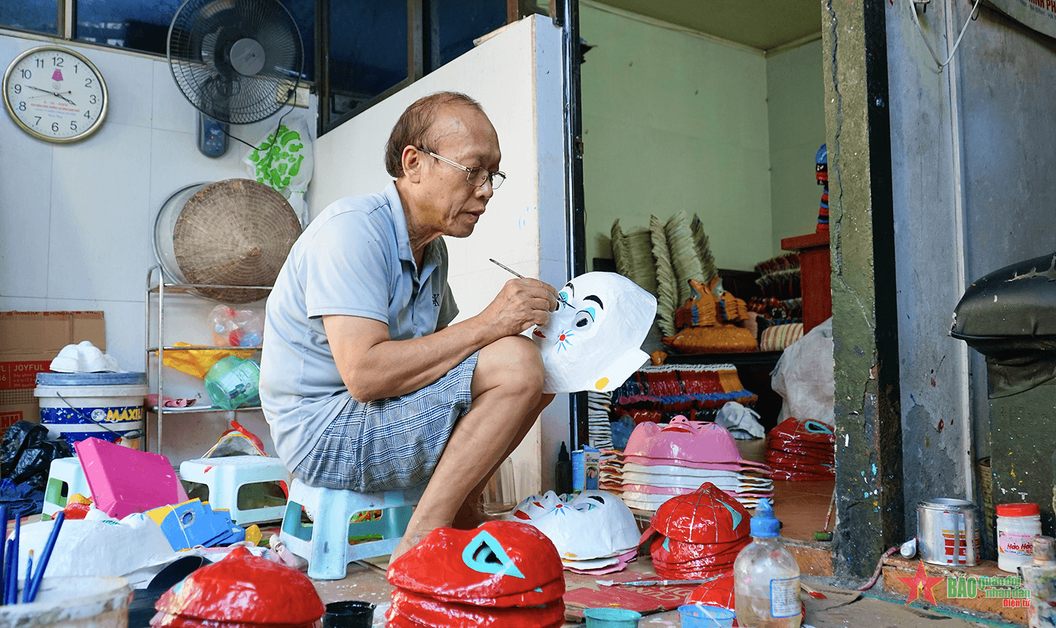 Gia đình nặng lòng “giữ lửa” mặt nạ giấy bồi cuối cùng ở Thủ đô