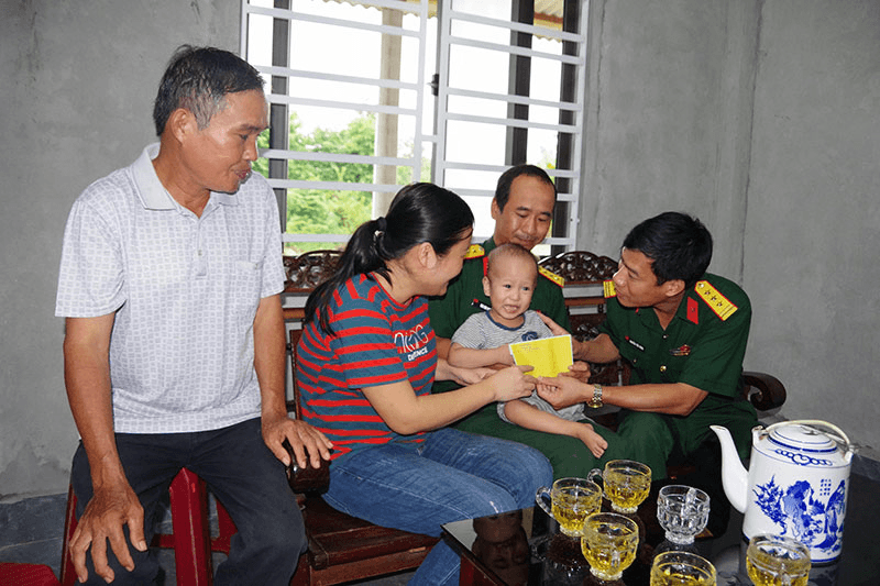 Sư đoàn 968 tặng quà các cháu khuyết tật, bị di chứng chất độc da cam nhân dịp Tết Trung thu