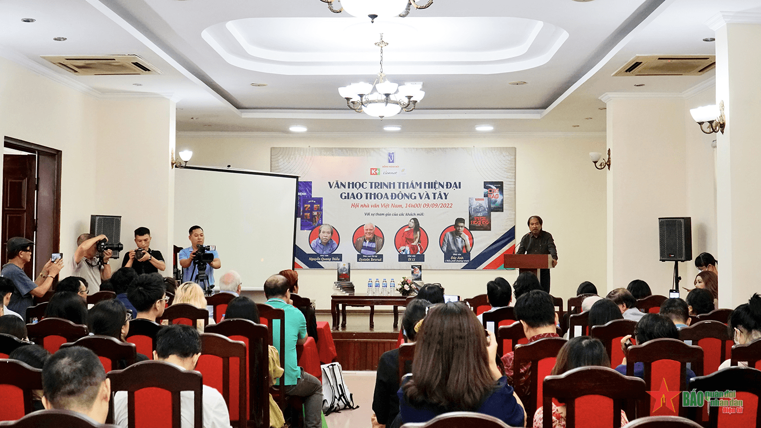 Giao thoa Đông và Tây trong các tác phẩm văn học trinh thám hiện đại