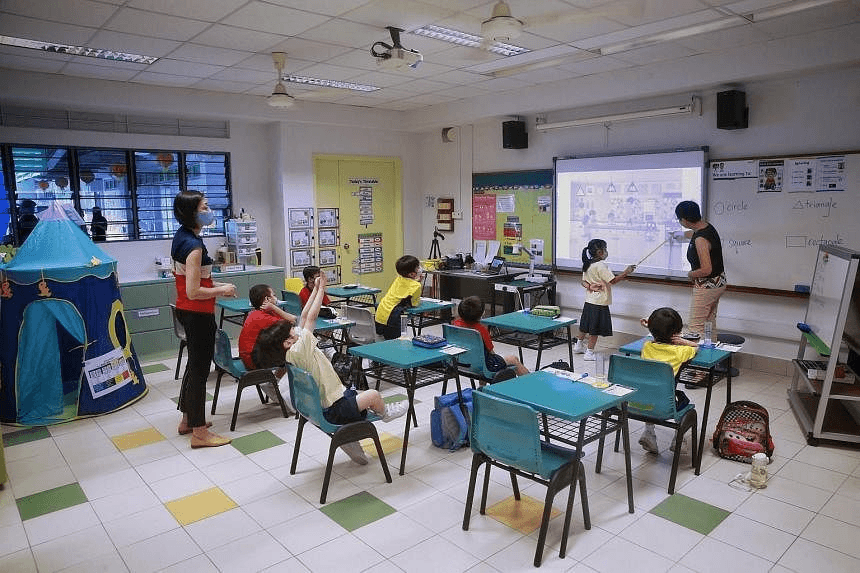 Bộ Giáo dục Singapore tăng lương để giữ chân nhân tài