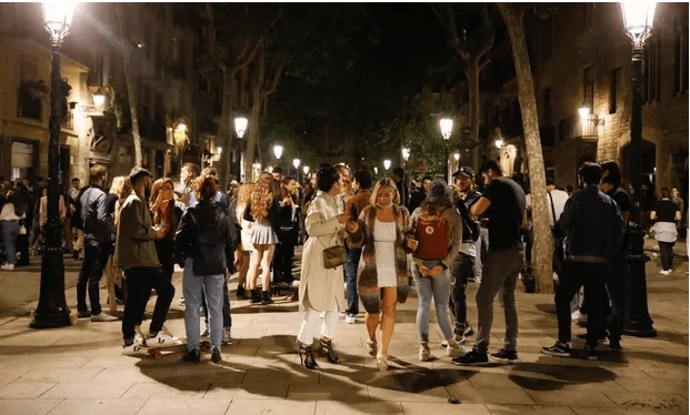 Barcelona phạt nặng các bữa tiệc uống rượu ngoài trời