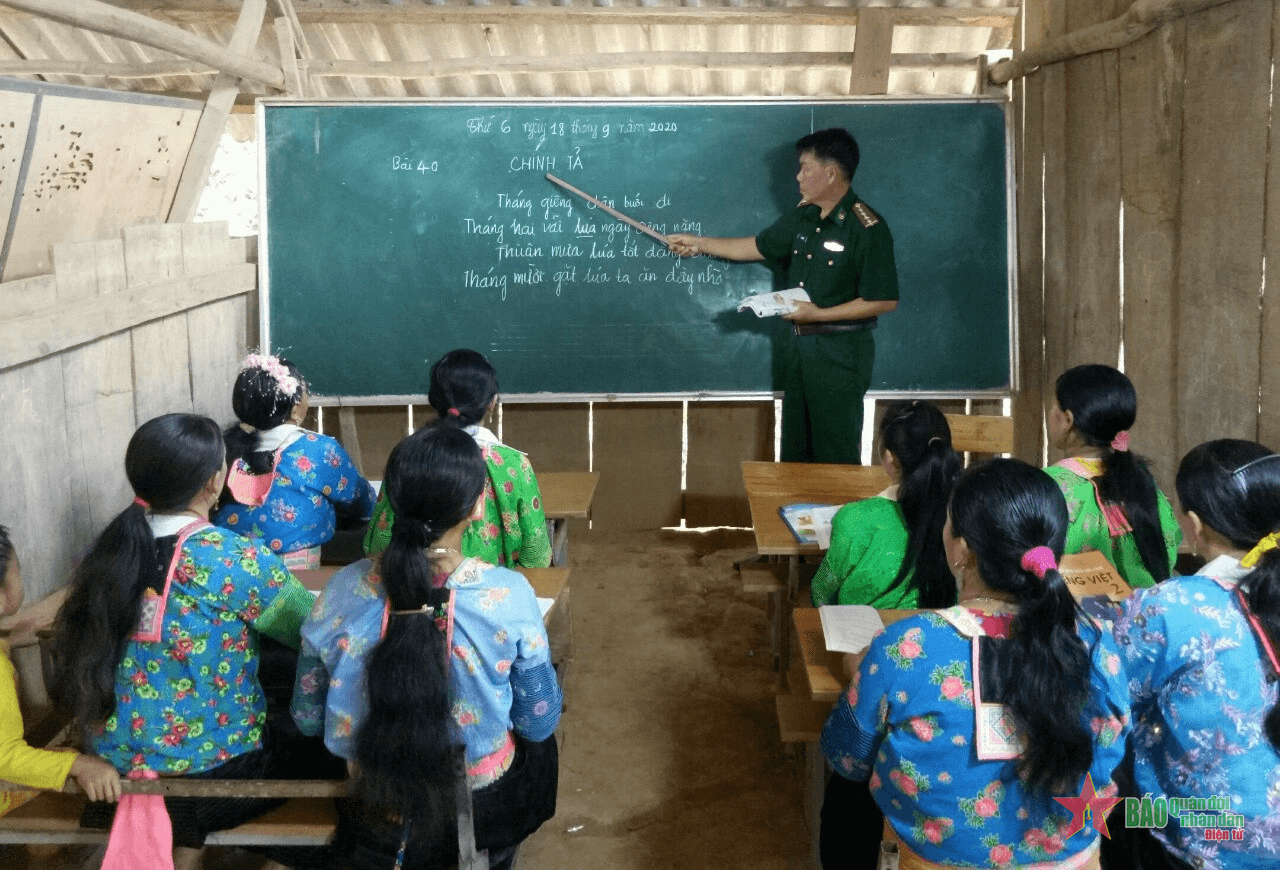 Từ cậu bé mù chữ đến người mang con chữ lên non cao