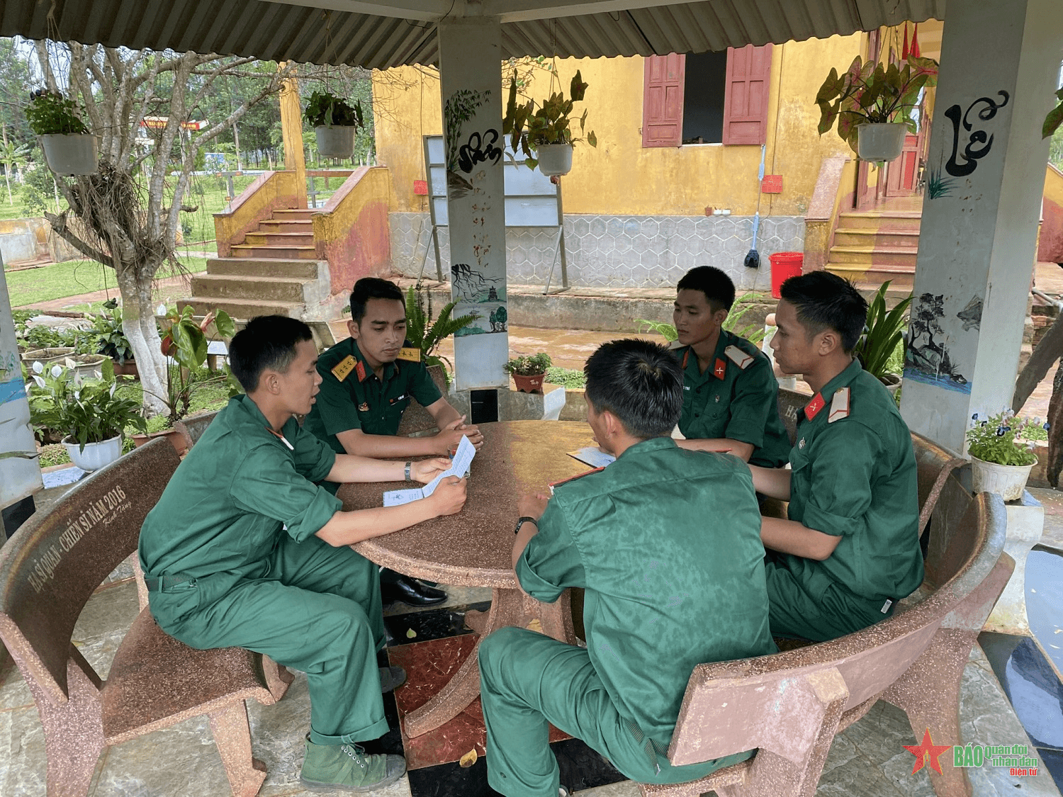 Người chỉ huy cần phải gương mẫu về mọi mặt