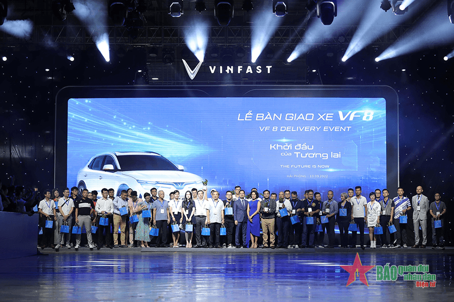 VinFast bàn giao 100 ô tô điện VF 8 đầu tiên, chuẩn bị xuất khẩu ra quốc tế