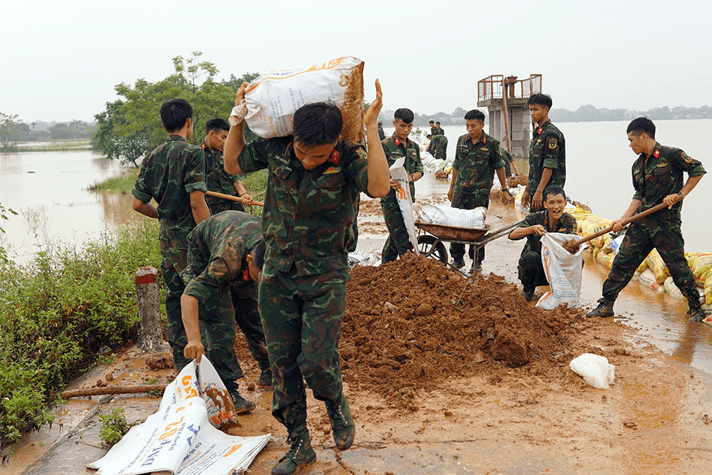 Không quản hiểm nguy, nỗ lực giúp dân chống lũ