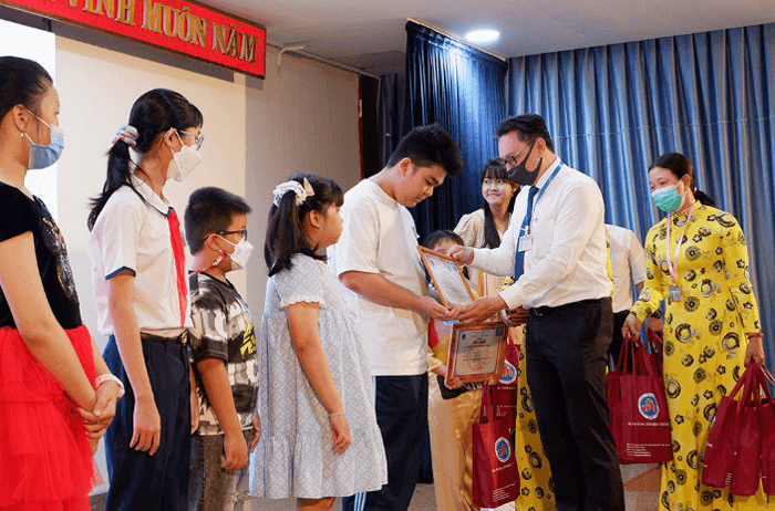 Chúng cháu vẽ Bác Tôn