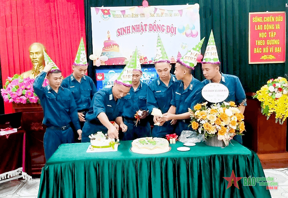 Sinh nhật ấm tình đồng đội
