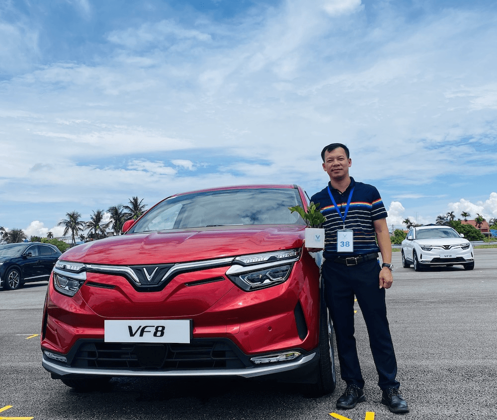 Khách hàng tấm tắc khi VinFast bàn giao lô xe VF 8 đầu tiên trước hạn 2 tháng
