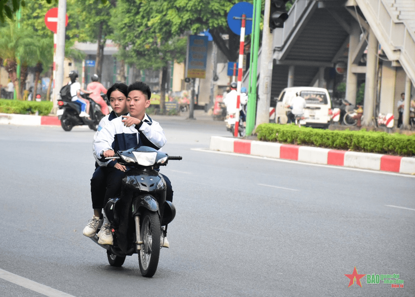 Học sinh đầu trần "lướt" xe gắn máy