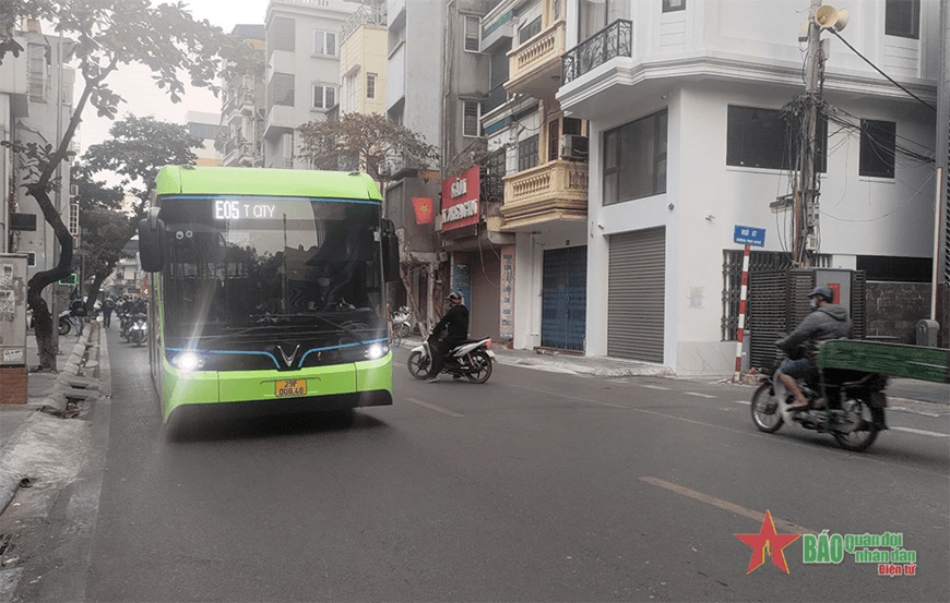Hà Nội lên kế hoạch tăng cường sử dụng xe buýt điện, năng lượng xanh