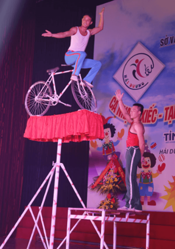Gập ghềnh những gánh xiếc xứ Đông