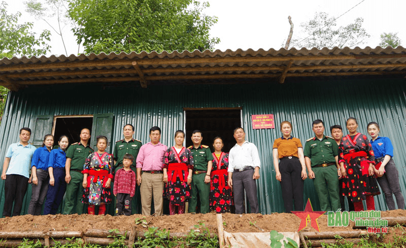 Đoàn Kinh tế - Quốc phòng 379 (Quân khu 2): Trao nhà tặng hộ nghèo