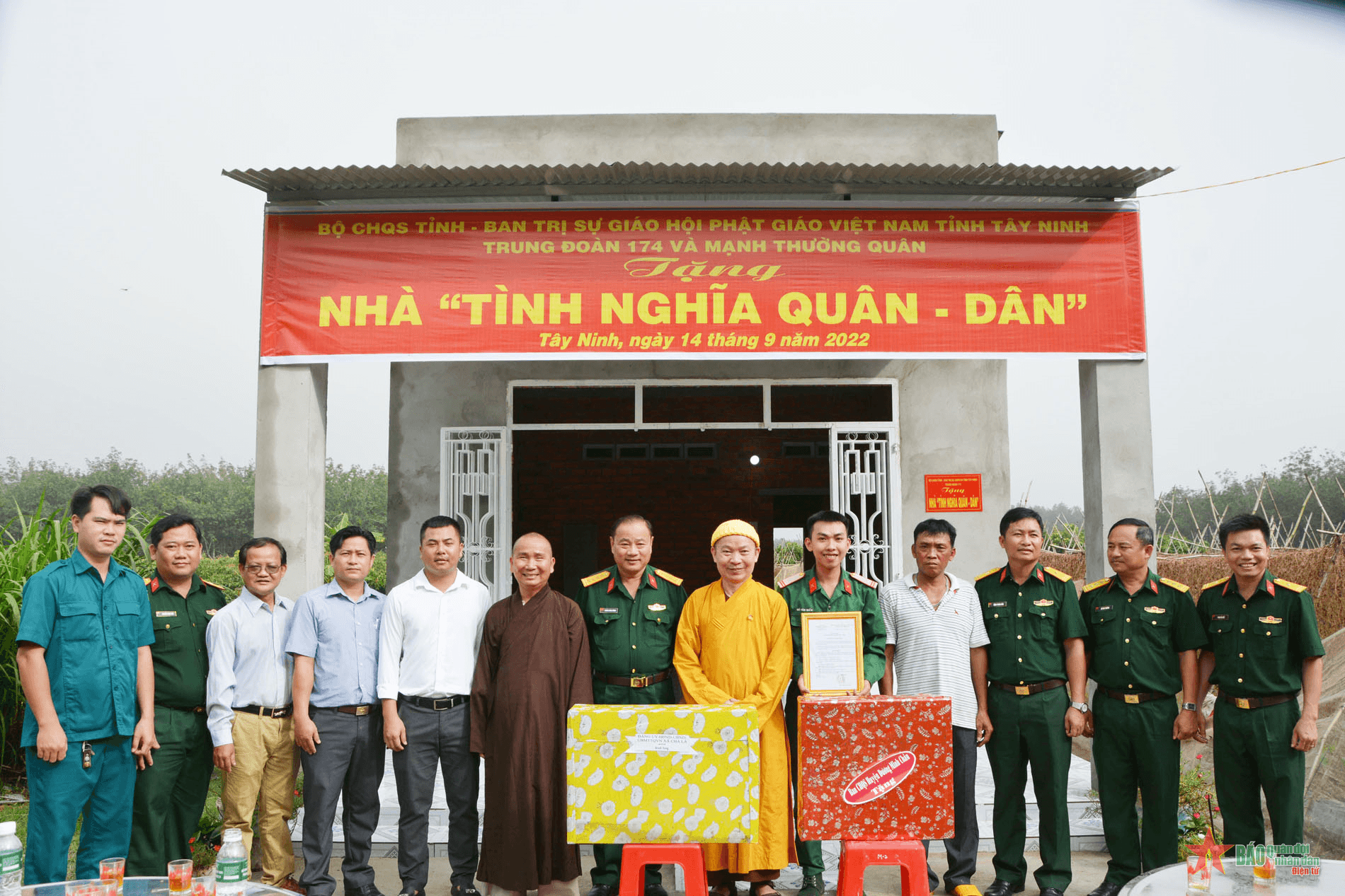 Tặng nhà “Tình nghĩa quân – dân” cho gia đình chiến sĩ khó khăn