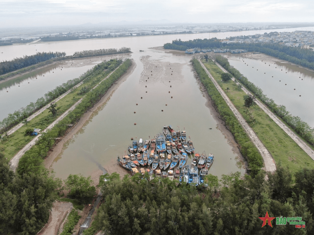 Tàu cá khó ra vào vì luồng lạch bị bồi lắng