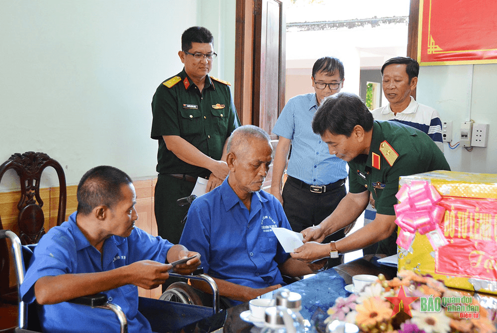 Tận tâm chăm sóc thương binh, bệnh binh
