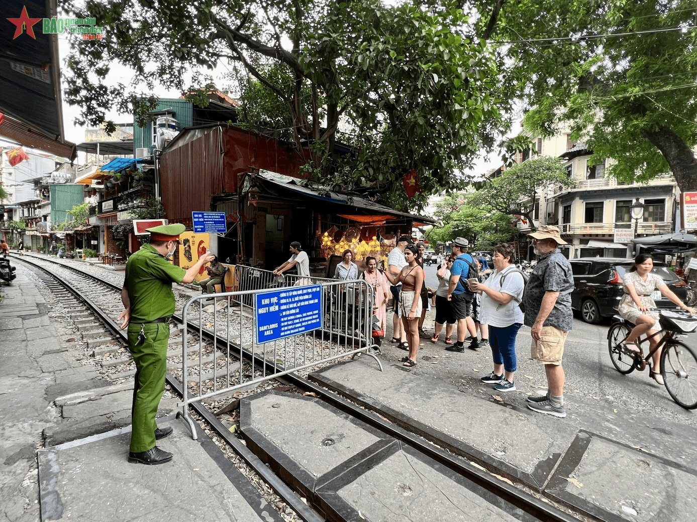 Cần kiên quyết chấm dứt tình trạng lấn chiếm hành lang an toàn đường sắt