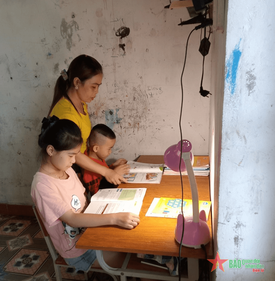Mẹ con chị Thắm mong được giúp đỡ