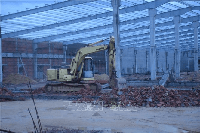 Sập tường đang thi công làm 4 người chết, 7 người bị thương
