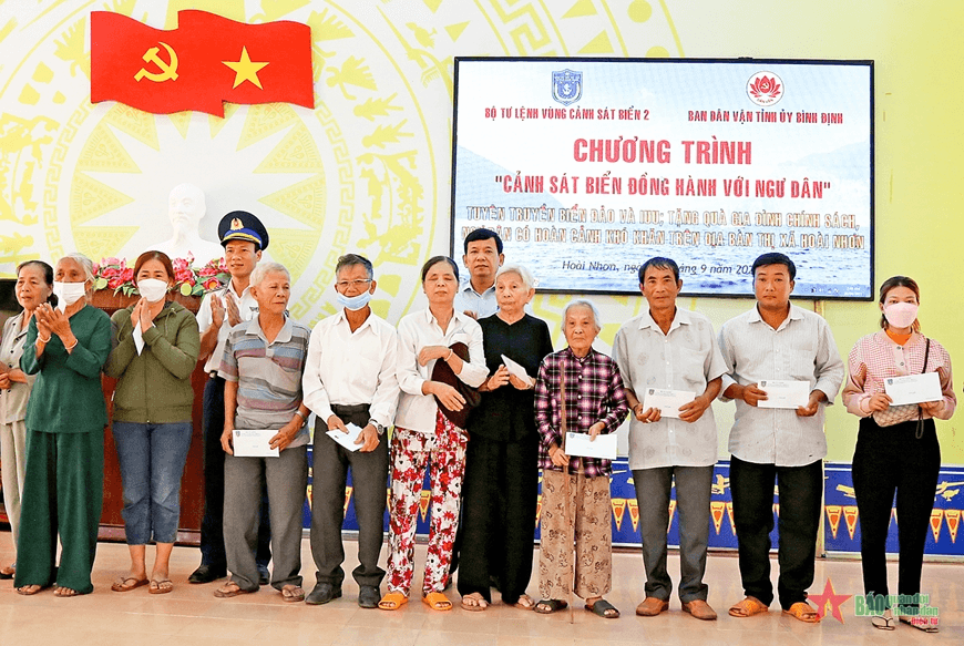 Vùng Cảnh sát biển 2 tặng 100 suất quà cho ngư dân tỉnh Bình Định