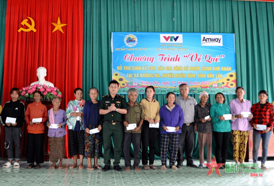 Hỗ trợ sinh kế cho các gia đình có hoàn cảnh khó khăn tại xã biên giới Krông Na